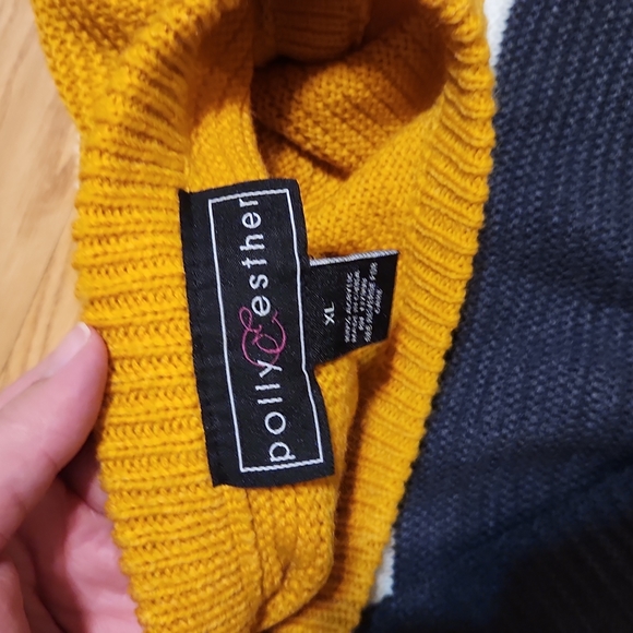 Cropped Sweater - Picture 3 of 3